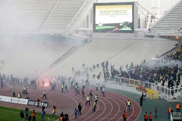 Μετά τα επεισόδια, η ΑΕΚ 2-1 τον Παναθηναϊκό και τον κράτησε μακριά από την κορυφή