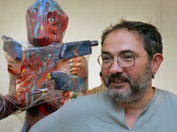 Αγρια επίθεση κουκουλοφόρων σε γκαλερί της Μόσχας