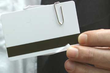 Παράνομη η έκδοση πιστωτικής κάρτας χωρίς τη συγκατάθεση του πελάτη