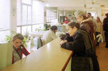 Δεν θα εφαρμόζεται η παρακράτηση σε οφειλέτες με μισθούς ή συντάξεις κάτω των 600 ευρώ