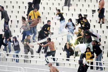 Τους υπαίτιους των επεισοδίων αναζητά η Ασφάλεια, σε απολογία Παναθηναϊκός και ΑΕΚ