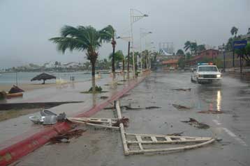 Εκκενώση περιοχών στο Μεξικό λόγω της τροπικής καταιγίδας Πολ