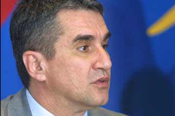 Στο στόχαστρο της Αριστεράς η ΝΔ και το ΠΑΣΟΚ για την αναβολή συζήτησης του άρθρου 16