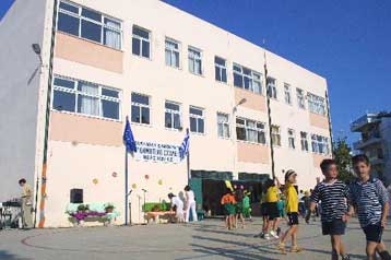 «Τουλάχιστον 200 μέτρα από τα σχολεία» μπαρ, καφετέριες, μπιλιάρδα