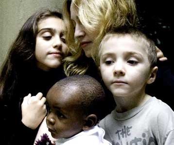 Την αρνητική κάλυψη της υιοθεσίας από τα μέσα ενημέρωσης καυτηριάζει η Μαντόνα