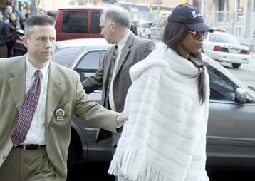 Νέες περιπέτειες με το νόμο για την… οξύθυμη Ναόμι Κάμπελ