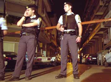 «Γυαλιά-καρφιά» τα έκαναν στη Νίκαια τέσσερις ανεξέλεγκτοι κρανοφόροι