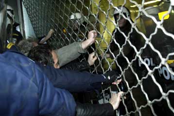 Επεισοδιακή συγκέντρωση μεταλλεργατών έξω από το υπουργείο Απασχόλησης