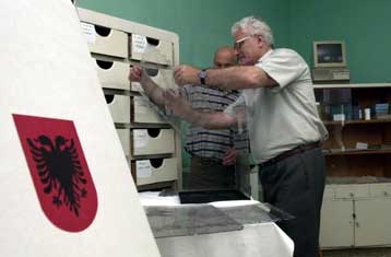 Το άνοιγμα των φακέλων της «Σιγκουρίμι» εισηγούνται τα αλβανικά πολιτικά κόμματα