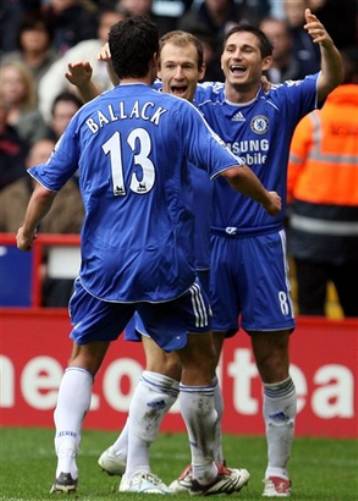 Συμπορεύονται Μάντσεστερ Γ, Τσέλσι, η Λίβερπουλ έσπασε το αήττητο της Αστον Βίλα