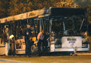 Και τραυματισμοί από την πυρπόληση λεωφορείων στη Γαλλία