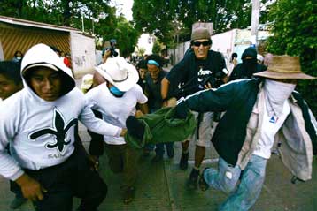 Σε θέσεις μάχης διαδηλωτές και αστυνομία στην πόλη Οαχάκα του Μεξικού