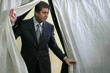 Επανεκλέγεται ο Παρβάνοφ στο δεύτερο γύρο των προεδρικών στη Βουλγαρία