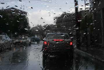 Κακοκαιρία στη χώρα με προβλήματα στις μετακινήσεις