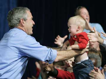 Πυρά Μπους κατά Δημοκρατικών μία εβδομάδα πριν τις κρίσιμες ενδιάμεσες εκλογές