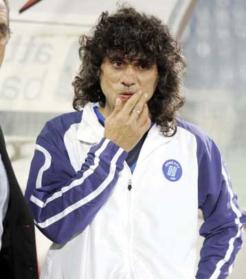 Την απόκτηση ενός μέσου και ενός κεντρικού αμυντικού εισηγείται ο Κωφίδης