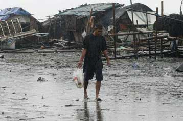 Φονικό πέρασμα του τυφώνα Σιμαρόν από τις Φιλιππίνες
