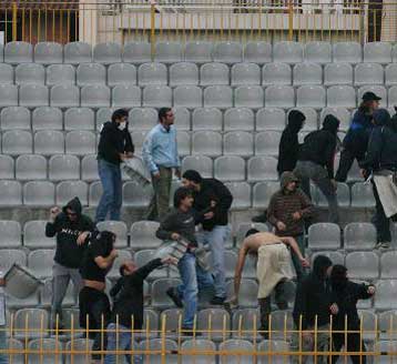 Σοβαρά επεισόδια και μαχαιρώματα μεταξύ οπαδών του Ολυμπιακού και της Ρόμα