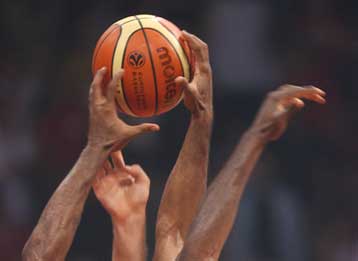 Σε Μπολόνια και Μόσχα, αντίστοιχα, Ολυμπιακός και Αρης αναζητούν τη δεύτερη νίκη τους