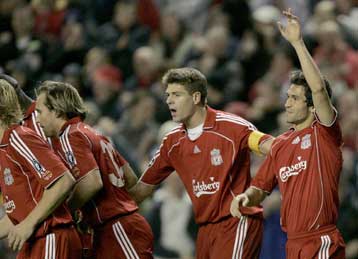 Χέρι-χέρι στην επόμενη φάση πηγαίνουν Λίβερπουλ και Αϊντχόφεν