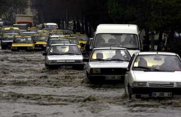Είκοσι νεκροί και δέκα αγνοούμενοι στην πλημμυροπαθή νοτιοανατολική Τουρκία
