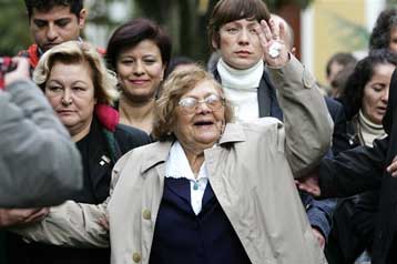 Αθώωση 92χρονης ιστορικού στην Τουρκία για κείμενα σχετικά με την ισλαμική μαντήλα