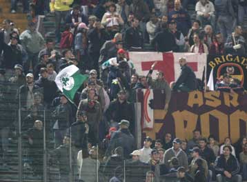 «V for Vendetta» η επίθεση οπαδών της Ρόμα κατά «ερυθρολεύκων»