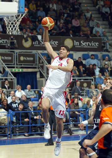 «Αλωσε» την Μπολόνια ο Ολυμπιακός με 93-86 και ζευγάρωσε τις νίκες του