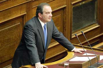 Σύγκρουση Κ.Καραμανλή – Γ.Παπανδρέου στη Βουλή για την εξωτερική πολιτική