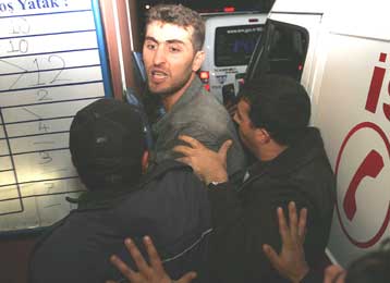 «Διαμαρτυρία» μπροστά στο ιταλικό προξενείο της Πόλης κατά της επίσκεψης του Πάπα