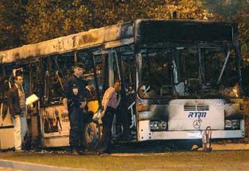 Προφυλακίστηκαν τέσσερις ανήλικοι για την πυρπόληση λεωφορείου στη Μασσαλία