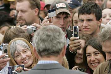 Να αντιστρέψει το αρνητικό κλίμα για τους Ρεπουμπλικανούς επιχειρεί ο Μπους