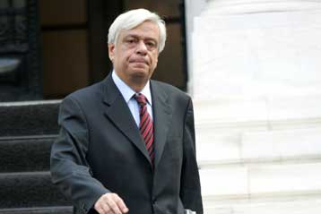 Οι εκλογές θα γίνουν στην ώρα τους, τονίζει ο Προκόπης Παυλόπουλος