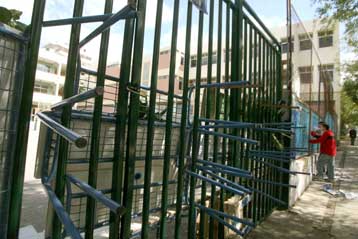 Παρέμβαση Γιαννάκου για την αποβολή της 16χρονης μαθήτριας