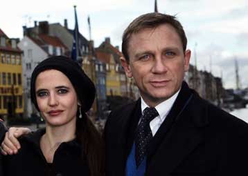 Βαθιά υπόκλιση των Βρετανών σινεκριτικών στο νέο Τζέιμς Μποντ, Ντάνιελ Κρεγκ