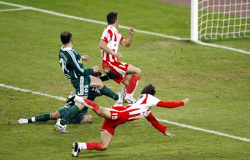 Έστω και με αυτογκόλ, ο Παναθηναϊκός κέρδισε Ολυμπιακό και… Βίκτορ