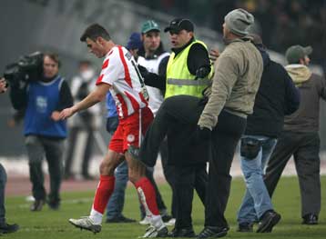 Επίθεση σε Οκκά και Ζεβλάκοφ από «εισβολείς» στον αγωνιστικό χώρο