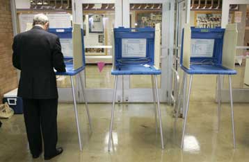 Κάλπες στις ΗΠΑ στις πλέον κρίσιμες ενδιάμεσες εκλογές των τελευταίων ετών