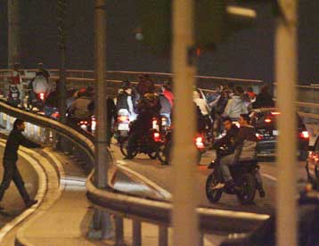 Διώκονται οκτώ νεαροί για τα επεισόδια στο Περιστέρι, στον εισαγγελέα άλλοι πέντε