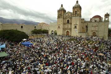 Χιλιάδες Μεξικάνοι διαδήλωσαν στην Οαχάκα κατά του κυβερνήτη της Πολιτείας