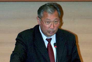 Πολιτική αναταραχή στο Κιργιστάν εν μέσω συγκρούσεων για νέο Σύνταγμα