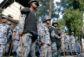 Συμφωνία κυβέρνησης – ανταρτών στο Νεπάλ για αφοπλισμό και πρόωρες εκλογές