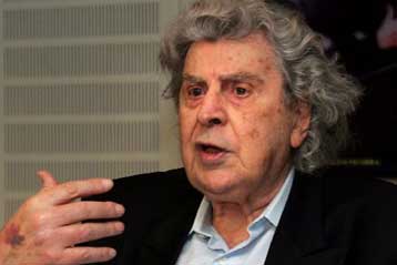 «Αποποιούμαι της κυβερνητικής ελεημοσύνης» διαμηνύει ο Μίκης Θεοδωράκης