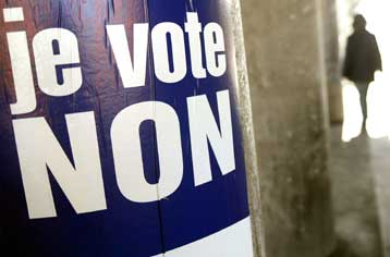 «Στοπ» στη διεύρυνση μέχρι να βρεθεί λύση για το Ευρωσύνταγμα, λέει η Κομισιόν