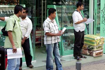 Συγκέντρωση μελών αντιρατσιστικών οργανώσεων έξω από το τμήμα Αλλοδαπών