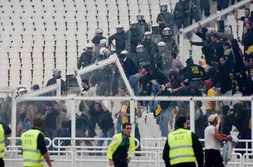 Ποινή φυλάκισης 10 μηνών χωρίς αναστολή σε δύο νεαρούς για τα επεισόδια στο ΠΑΟ-ΑΕΚ