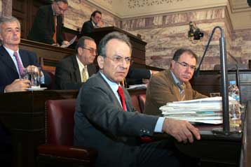 Κόντρα στη Βουλή με αφορμή την έκθεση για την ανταγωνιστικότητα 2005