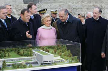 Φόρος τιμής στον Ντε Γκολ από τον Γάλλο πρόεδρο, απουσία Νικολά Σαρκοζί