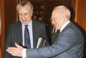 Μέσω της συνταγματικής αναθεώρησης προωθεί λύση στο θέμα του Μισθοδικείου η κυβέρνηση