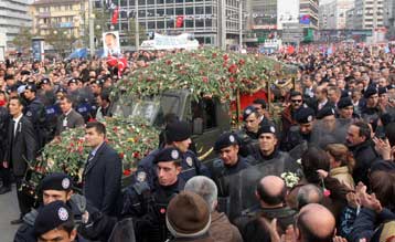 Σε αντικυβερνητική διαδήλωση μετατράπηκε η κηδεία του Μπουλέντ Ετζεβίτ